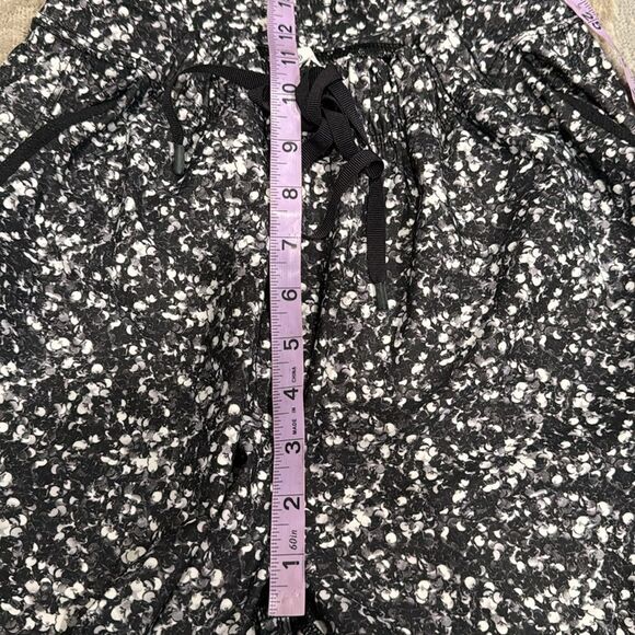 Lululemon Jet Crop
Shimmy Shimmer Black White pants size 4 in EUC - Picture 8 of 10